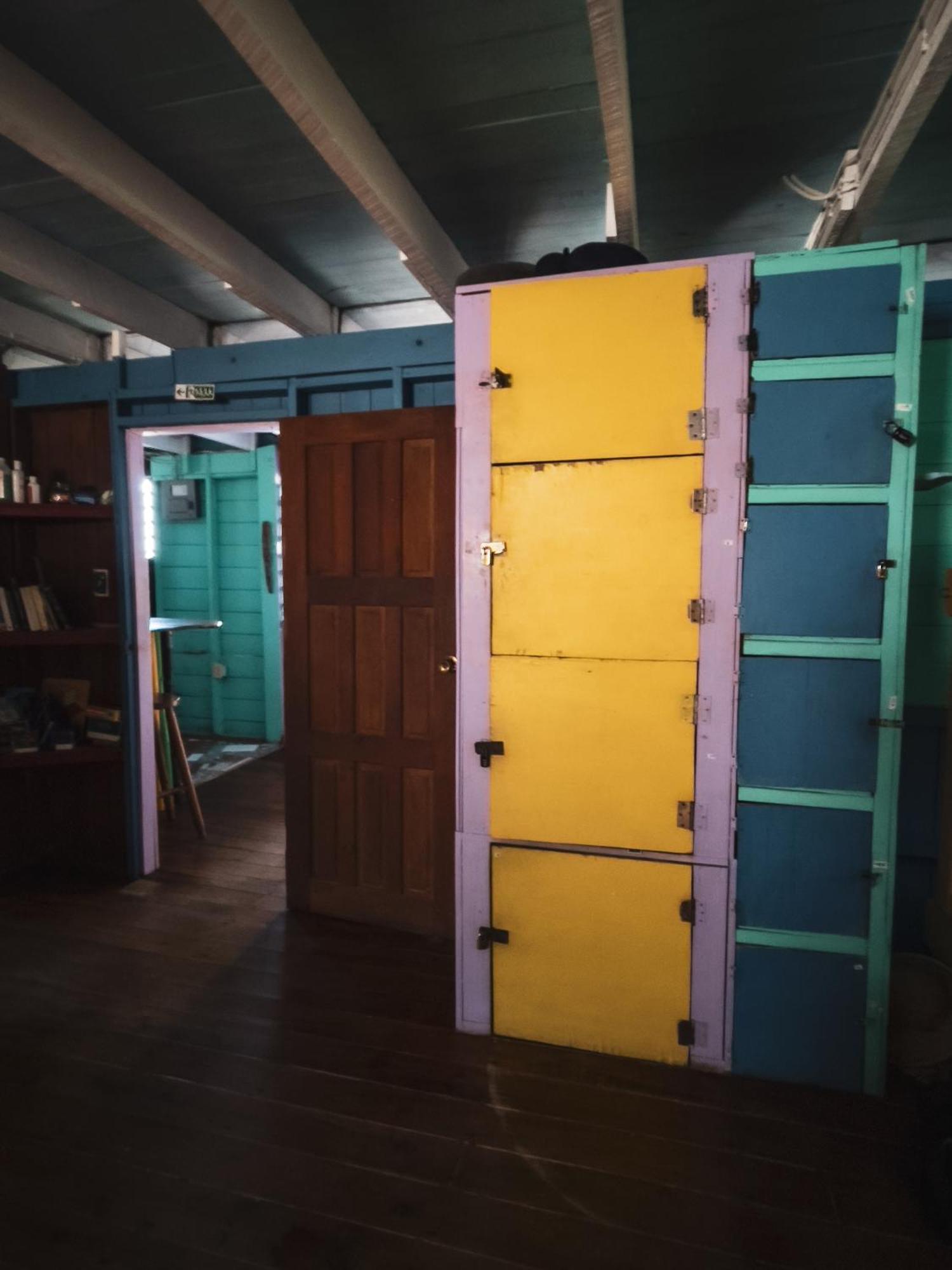 Anda Di Hows Hostel Placencia Dış mekan fotoğraf