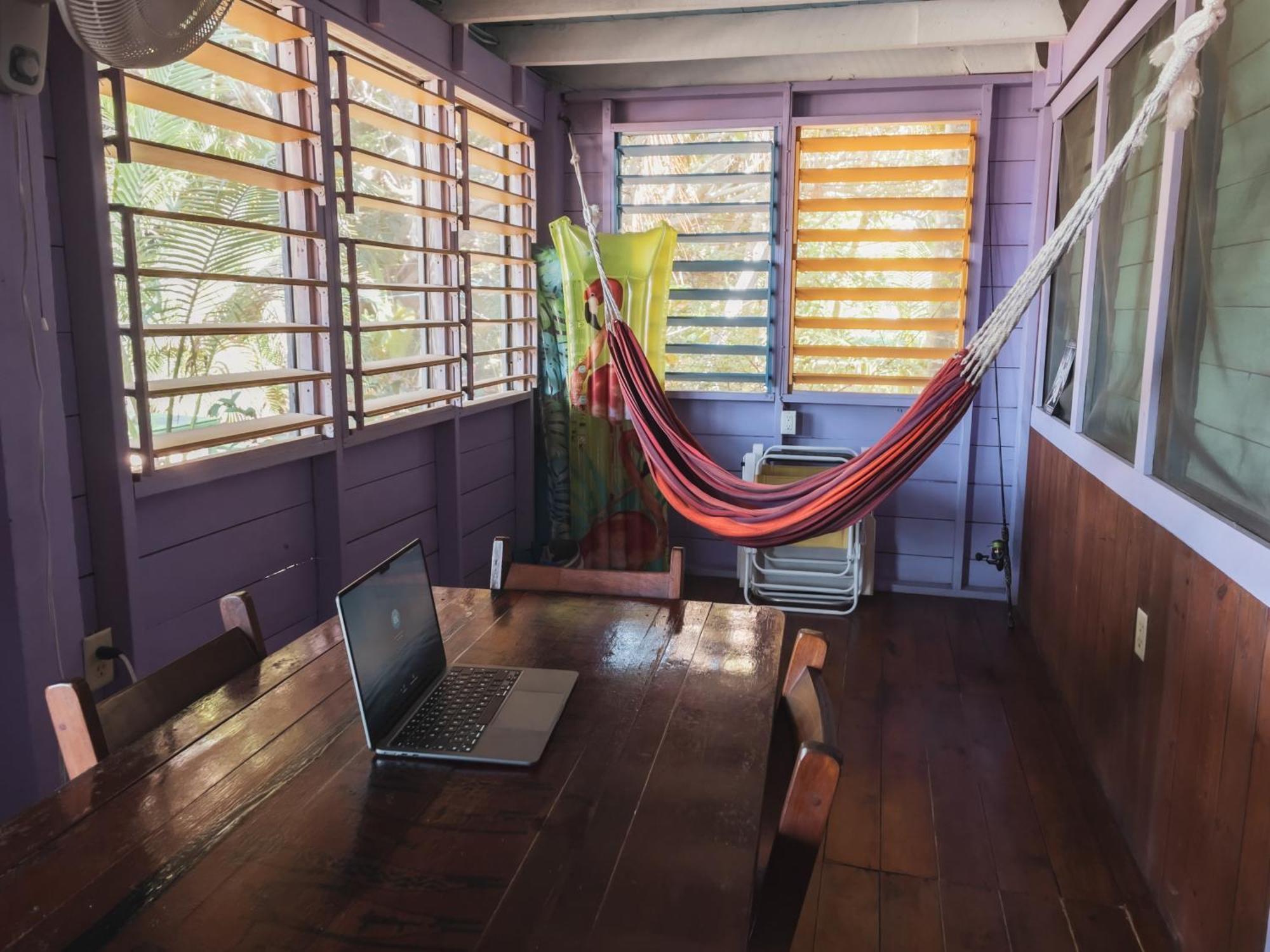 Anda Di Hows Hostel Placencia Dış mekan fotoğraf