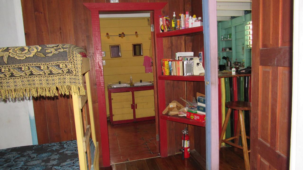 Anda Di Hows Hostel Placencia Dış mekan fotoğraf