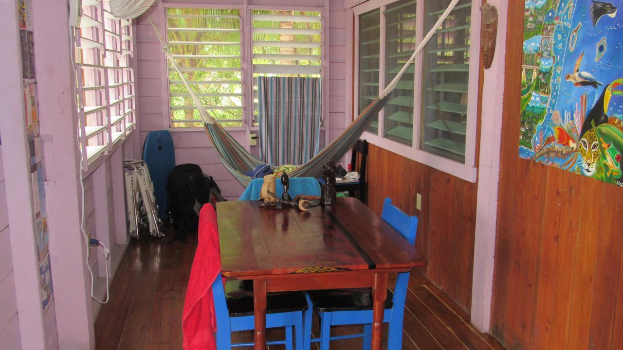 Anda Di Hows Hostel Placencia Dış mekan fotoğraf