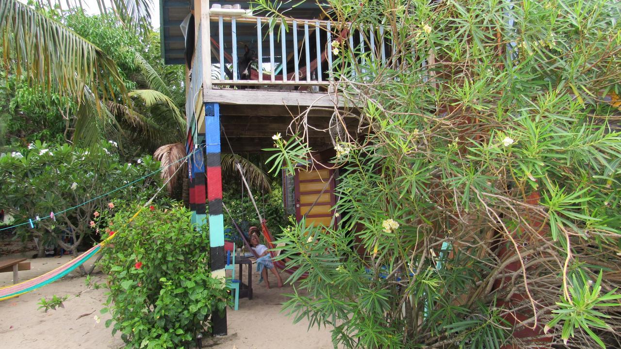 Anda Di Hows Hostel Placencia Dış mekan fotoğraf