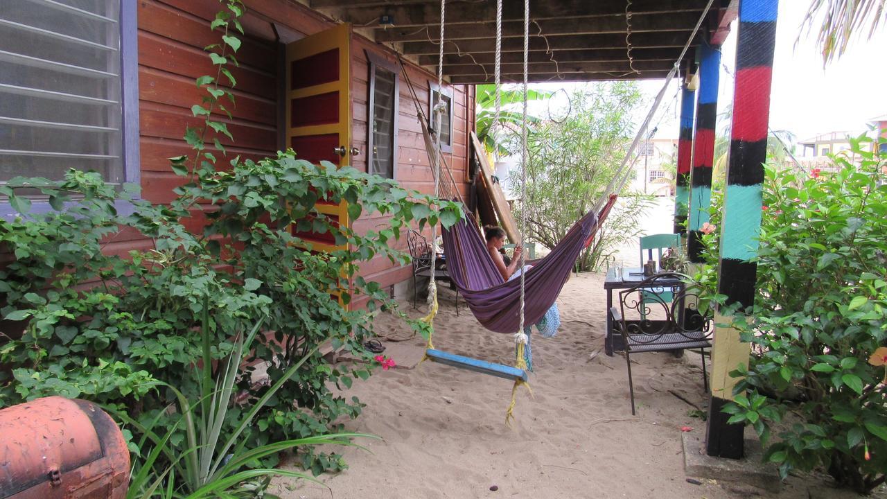 Anda Di Hows Hostel Placencia Dış mekan fotoğraf
