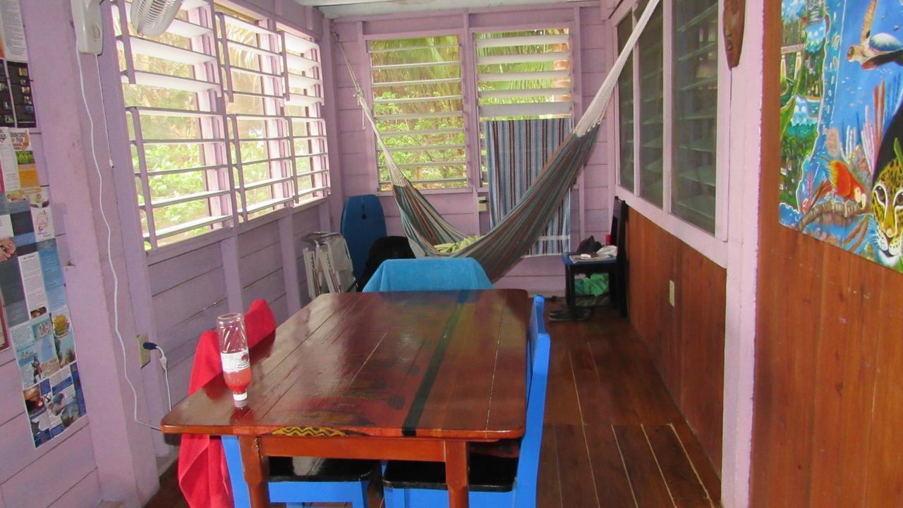 Anda Di Hows Hostel Placencia Dış mekan fotoğraf