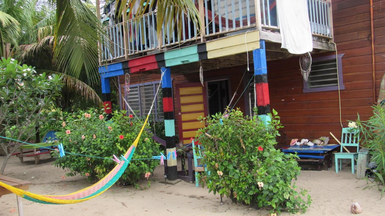 Anda Di Hows Hostel Placencia Dış mekan fotoğraf