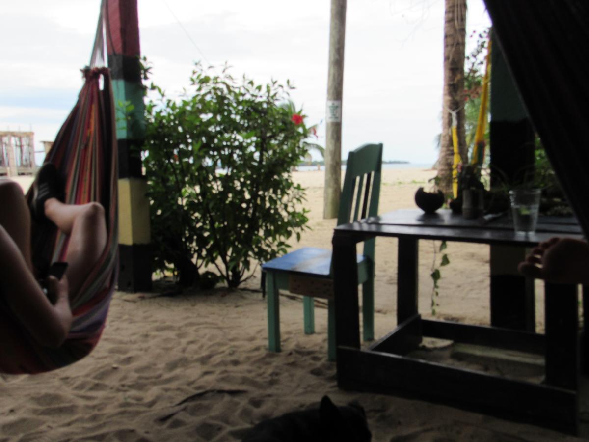 Anda Di Hows Hostel Placencia Dış mekan fotoğraf
